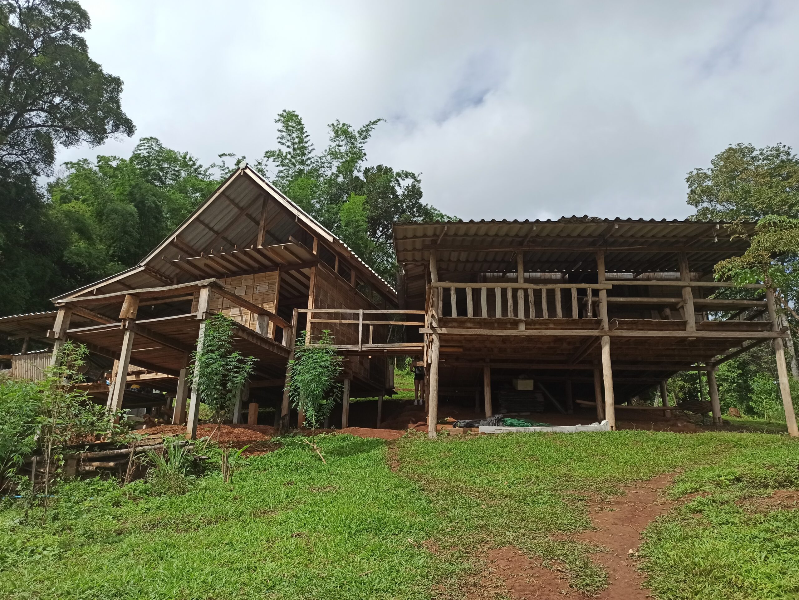 Maison sur pilotis ou nous avons dormis une nuit. Elle appartient à la tribue des Karen